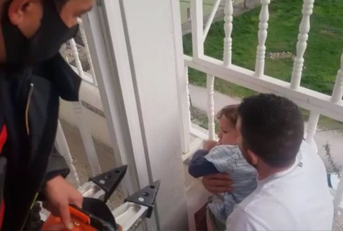 Kafası balkon demirine sıkışan çocuğu itfaiye kurtardı