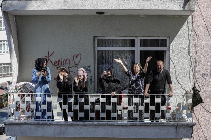 Ankara'da, evde kalanlara balkonda sazlı sözlü konser