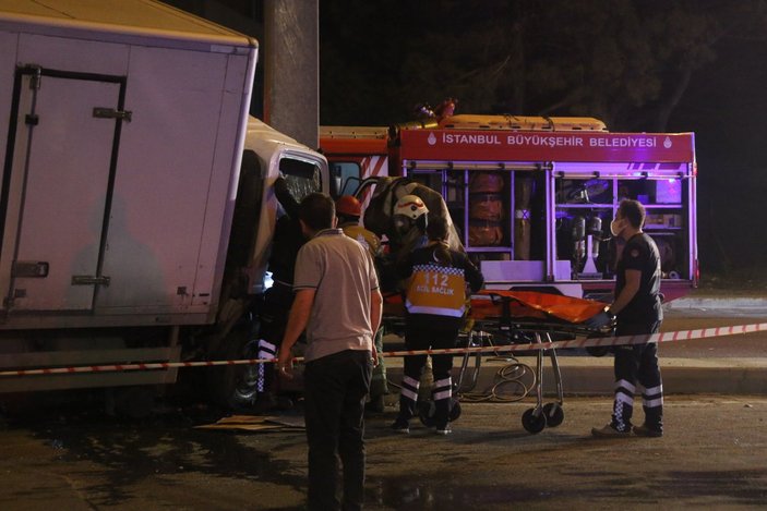 Sarıyer'de kamyonet direğe çarptı: 1 ölü