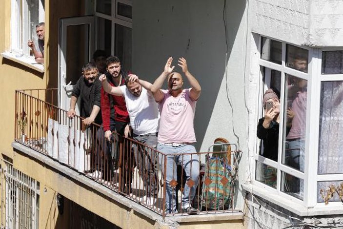 Ankara'da, evde kalanlara balkonda sazlı sözlü konser
