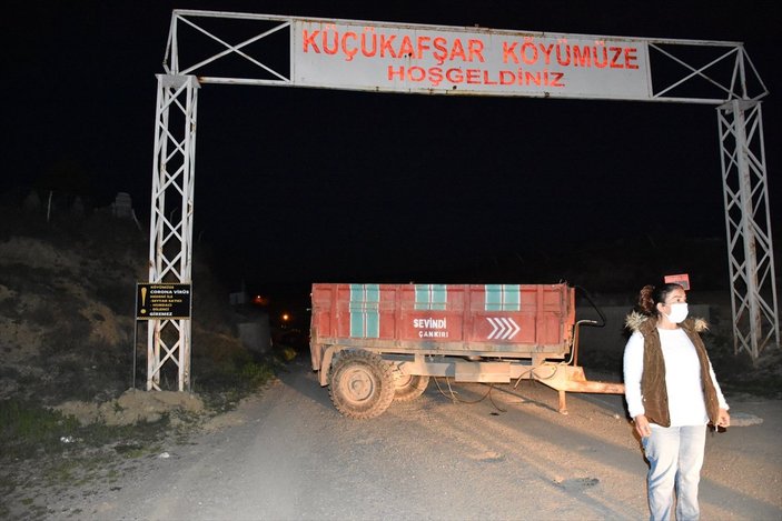 Kırıkkale'de kadın muhtar, köyün girişlerine römork koydu