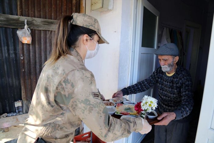Tunceli'de asker ve polisten yaşlılara tepside kahvaltı