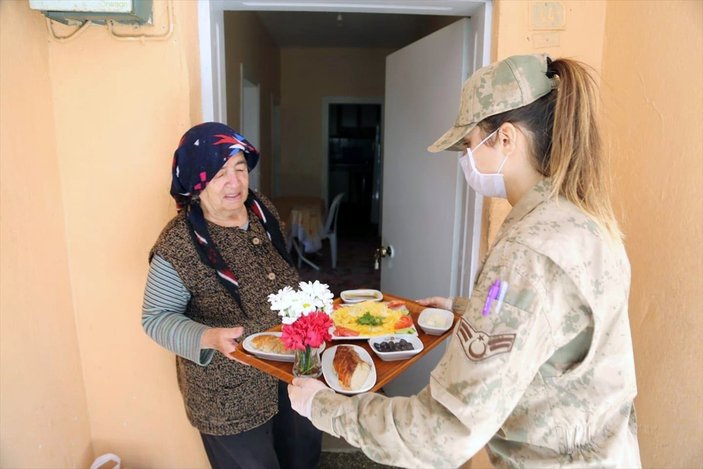 Tunceli'de asker ve polisten yaşlılara tepside kahvaltı