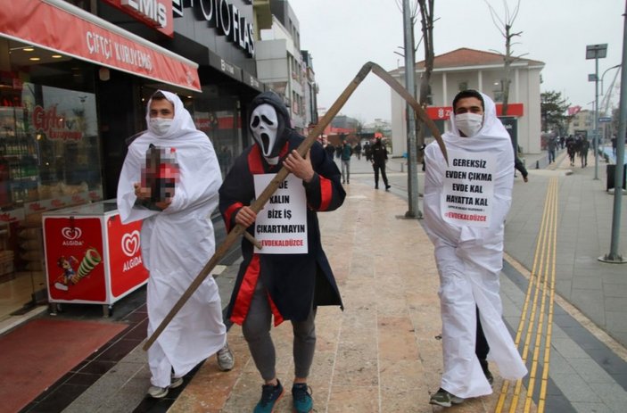 Düzce'de Azrail ve kefen kostümlü 'evde kal' mesajı