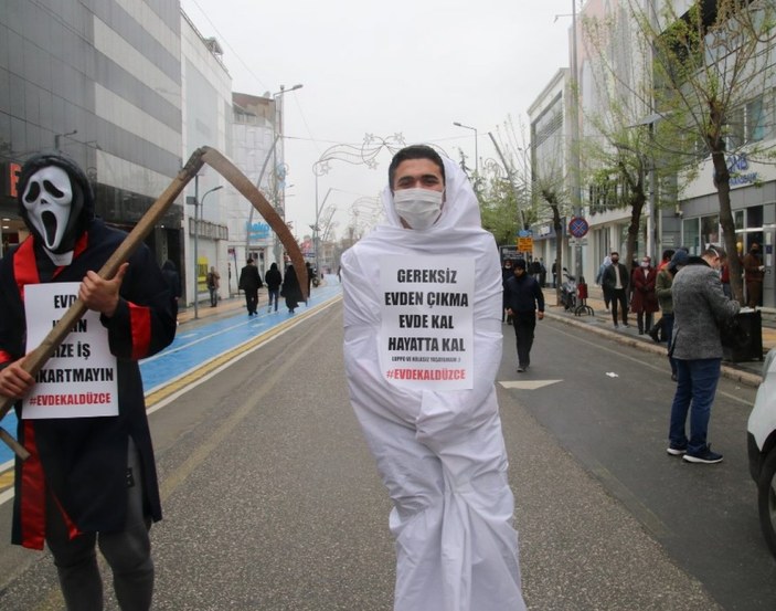 Düzce'de Azrail ve kefen kostümlü 'evde kal' mesajı