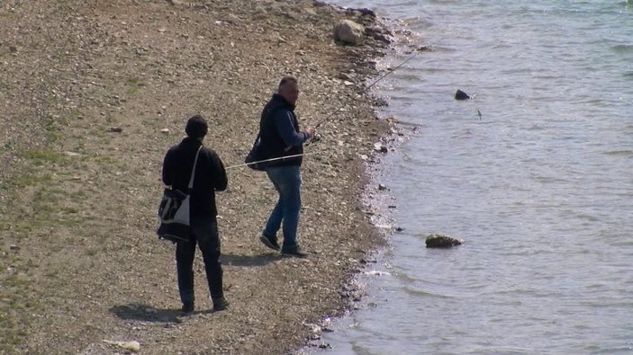 Yasağa rağmen göl kenarında piknik yapıp balık tuttular