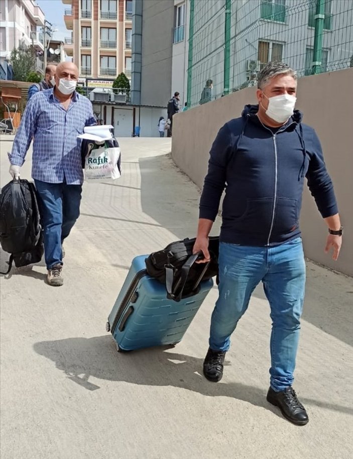 İzmir'de karantina süreleri dolan 75 kişi evlerine döndü
