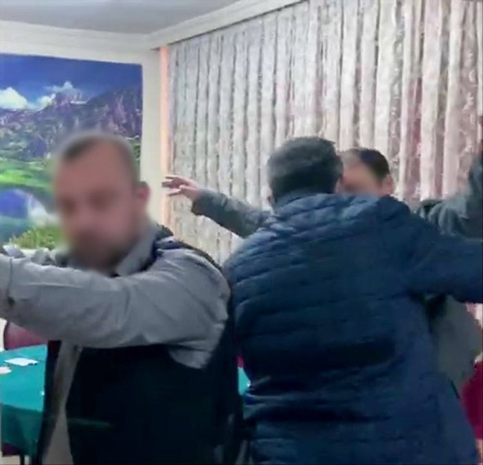 Kütahya'da kumar oynayan 14 kişiye sosyal mesafe cezası
