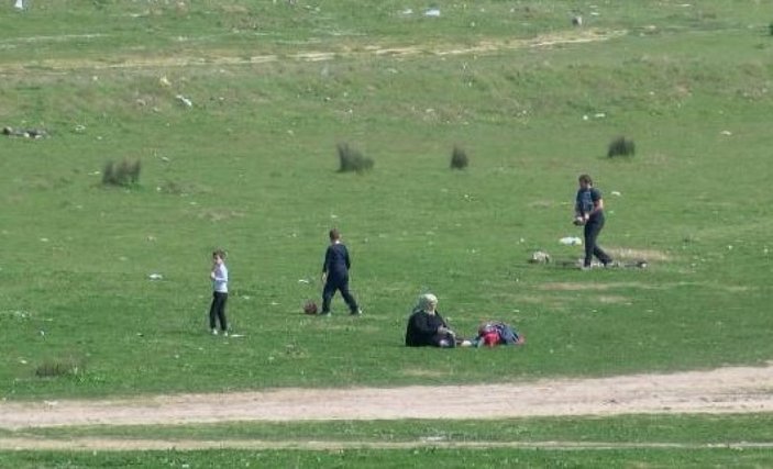 Yasağa rağmen göl kenarında piknik yapıp balık tuttular