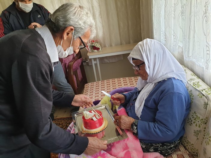 106 yaşındaki şehit annesi ilk kez doğum gününü kutladı