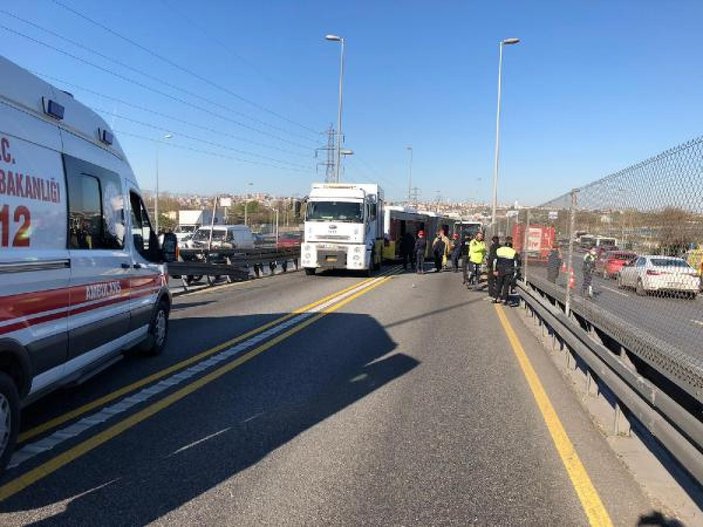 Avcılar'da iki metrobüs çarpıştı