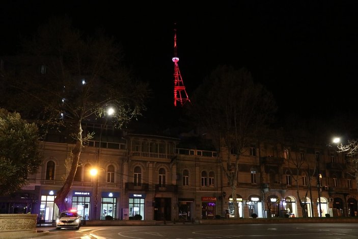 Türk bayrağının renkleri, Tiflis Kulesi'ni süsledi