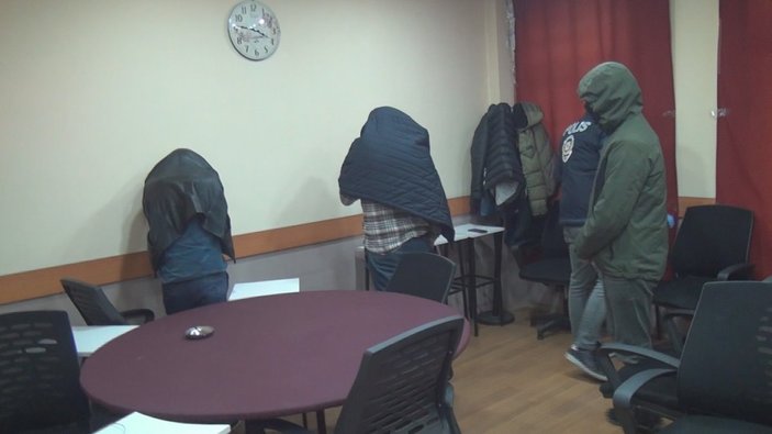 Beyoğlu'nda evden bozma kumarane basıldı: 15 kişi yakalandı