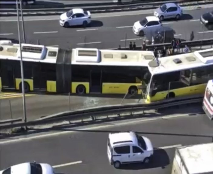 İBB'den metrobüs kazası açıklaması: Şoför bayıldı
