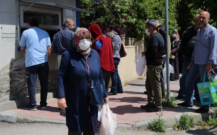 Sokağa çıkma yasağından önce Adana'da kuyruk