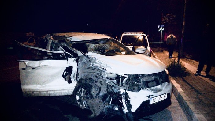 Bursa'da bir araç park halindeki tıra çarptı: 3 yaralı