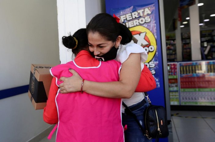 El Chapo'nun kızı, halka koronavirüs yardımı dağıttı