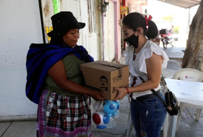 El Chapo'nun kızı, halka koronavirüs yardımı dağıttı