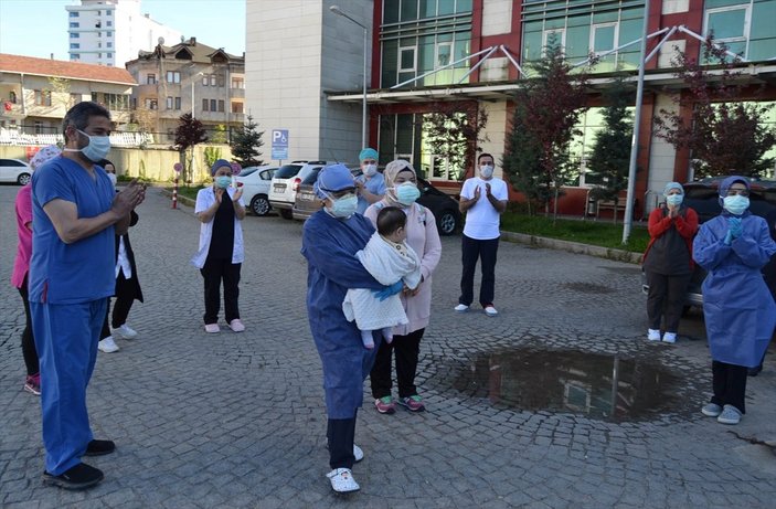 7 aylık bebek ve annesi koronayı yendi