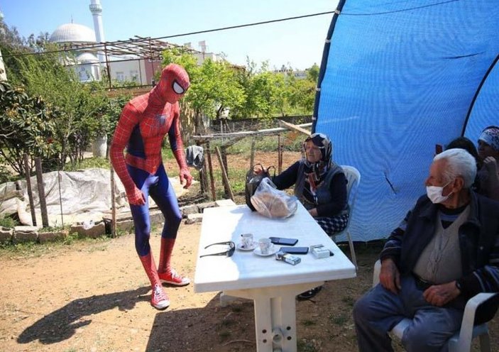 Antalya'da 'Örümcek Adam' bu kez yaşlılar için ortaya çıktı