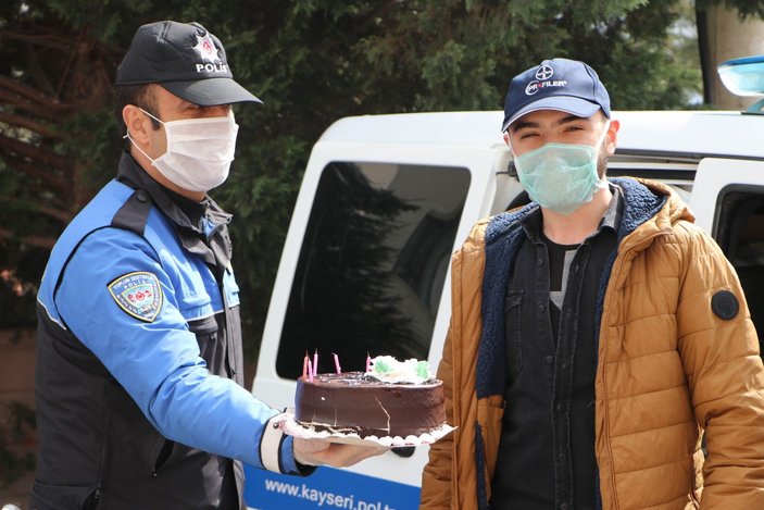 Polislerden, evinden çıkamayan gence doğum günü sürprizi