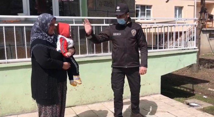 Kars'ta halı yıkayan yaşlı kadına, bekçi yardım etti