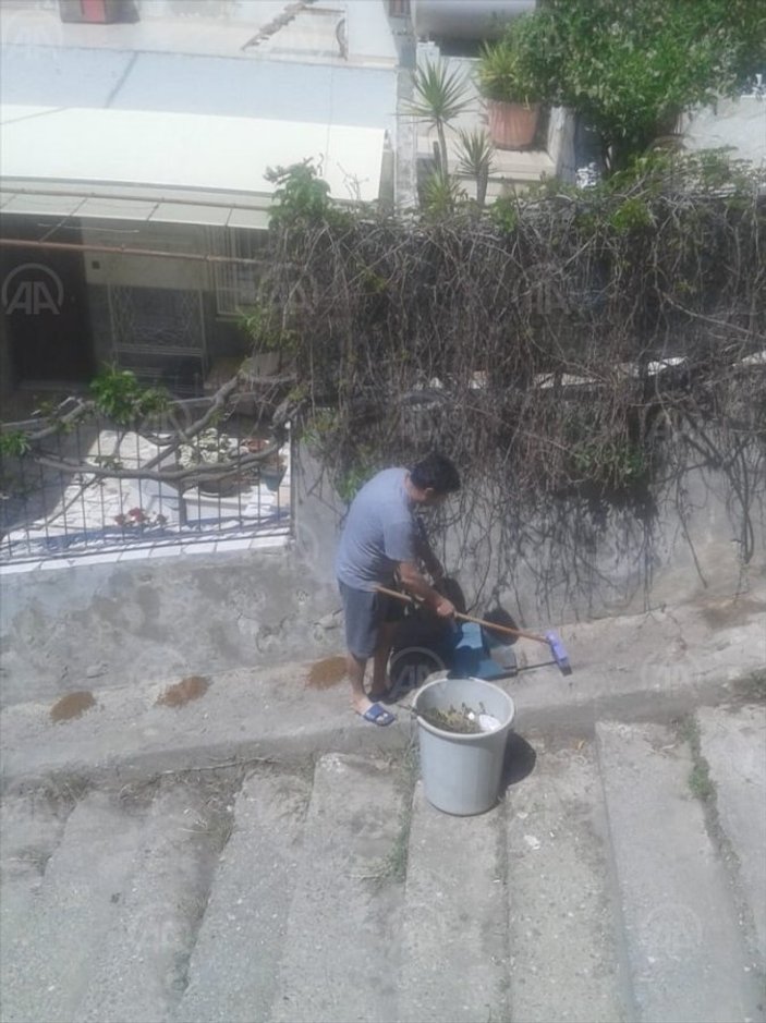 İzmir'de sokak hayvanlarının mamalarını çöpe atan adam