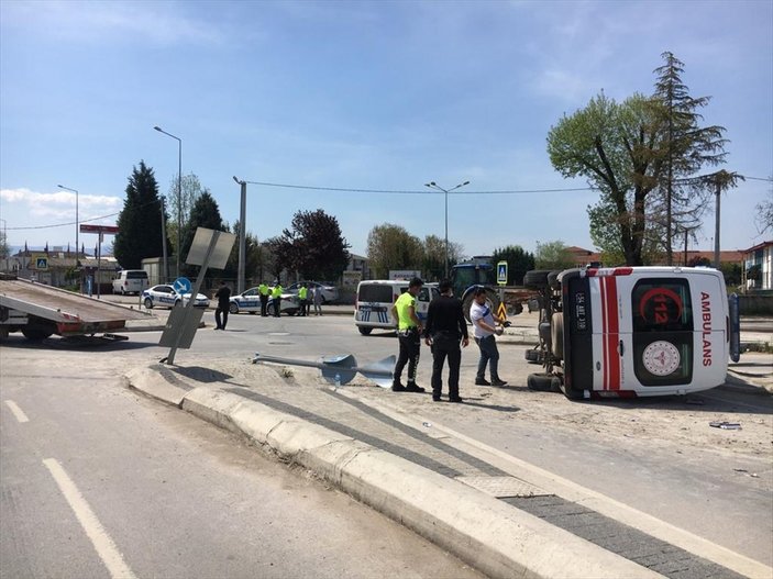 Sakarya'da kaza yapan ambulans devrildi