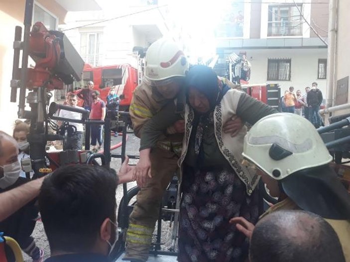 Maltepe'de çıkan yangında 1'i bebek, 10 kişi kurtarıldı