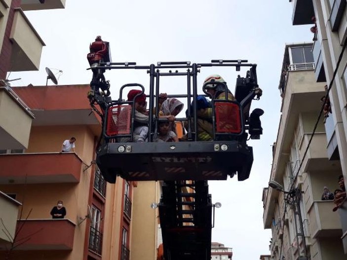 Maltepe'de çıkan yangında 1'i bebek, 10 kişi kurtarıldı