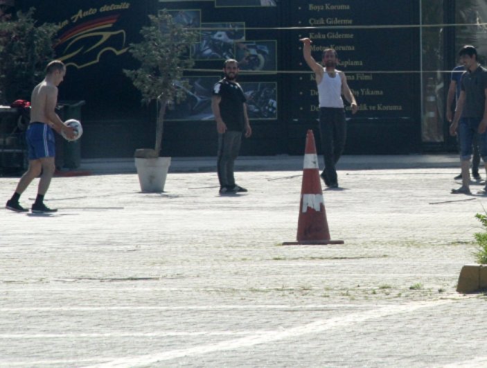 İstanbul'da yasağı umursamayan bir grup voleybol oynadı
