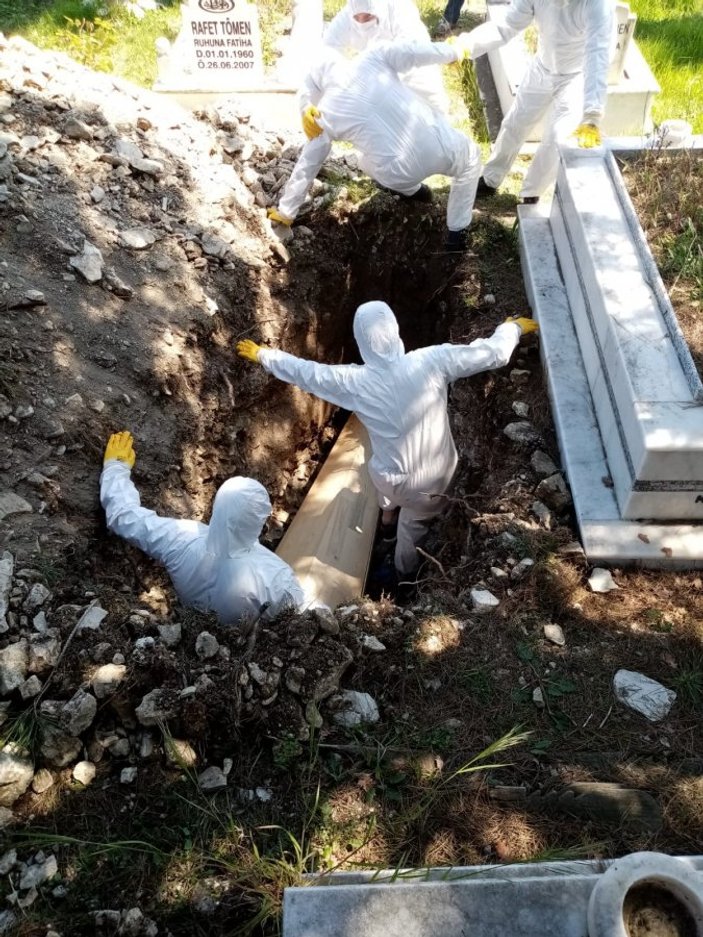 Zonguldak'ta koronadan ölen kadını akrabaları defnetti