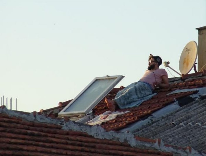 İstanbul'da iki arkadaş gününü çatıda geçirdi