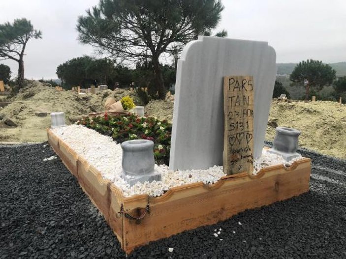 Ebru Şallı, oğlunun mezarında dua etti