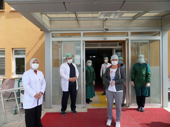 Samsun'da koronavirüsü atlatan hemşire taburcu oldu