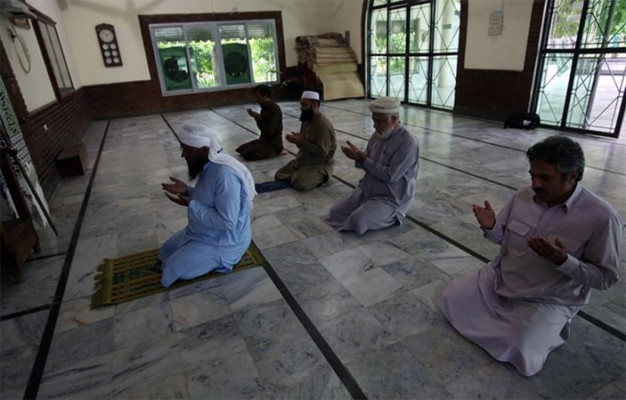 Pakistan'da cemaatle namaz kılma yasağı kaldırıldı