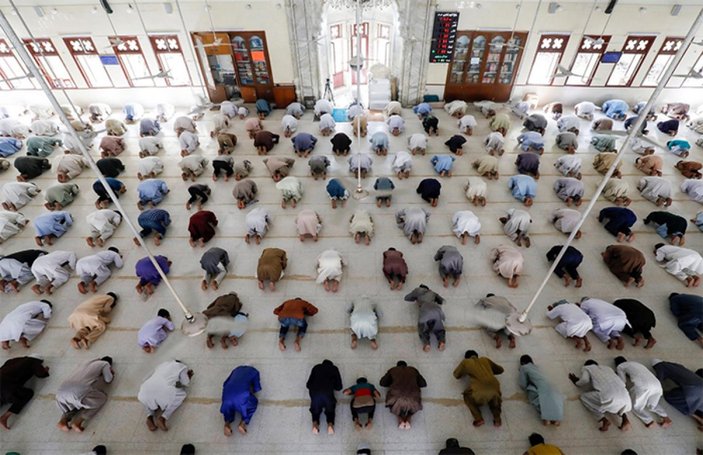 Pakistan'da cemaatle namaz kılma yasağı kaldırıldı