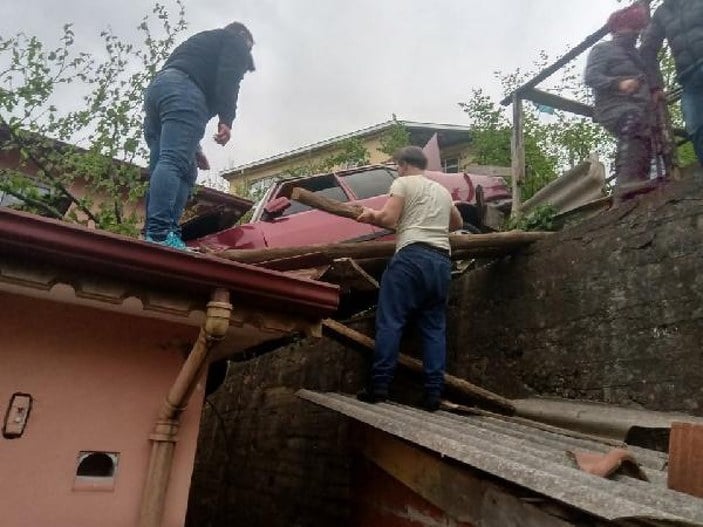 Zonguldak'ta virajı alamayan araç, çatıya uçtu