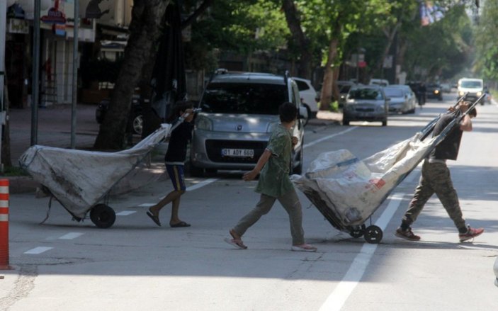 Adana'da çocuklar kağıt toplamaya devam ediyor