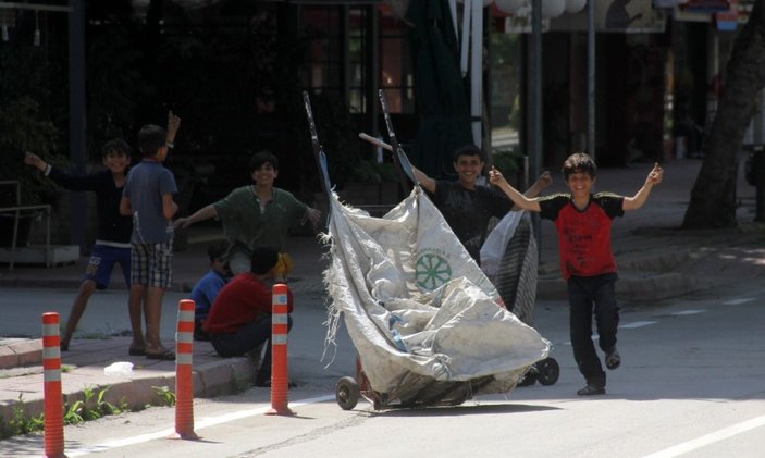 Adana'da çocuklar kağıt toplamaya devam ediyor
