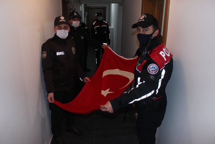 Nurullah Dede polislerden bayrak istedi