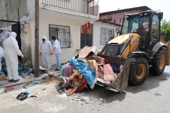 Mersin’de bir evden 30 ton çöp çıktı
