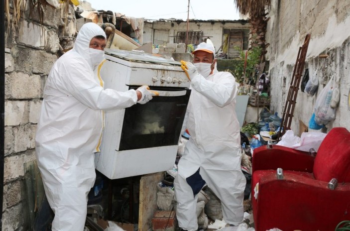 Mersin’de bir evden 30 ton çöp çıktı