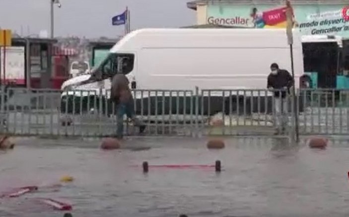 Kadıköy'de İSKİ ekipleri atık su borusunu patlattı