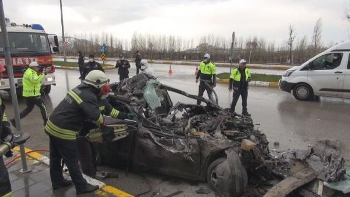 Erzurum'da otomobil, kamyonun altına girdi: 2 ölü