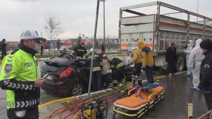 Erzurum'da otomobil, kamyonun altına girdi: 2 ölü