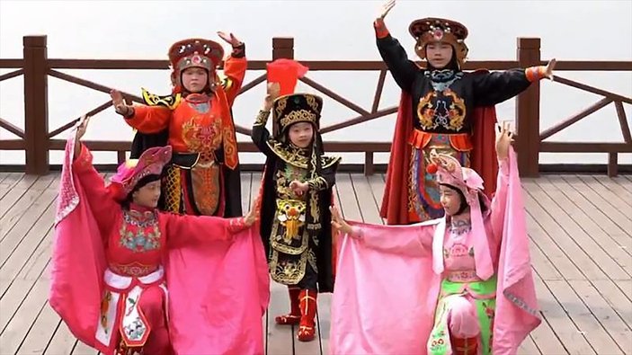 Çinli çocuklardan 23 Nisan'a özel gösteri