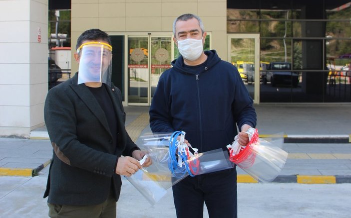 3 boyutlu yazıcıdan maske üretip sağlıkçılara hediye etti