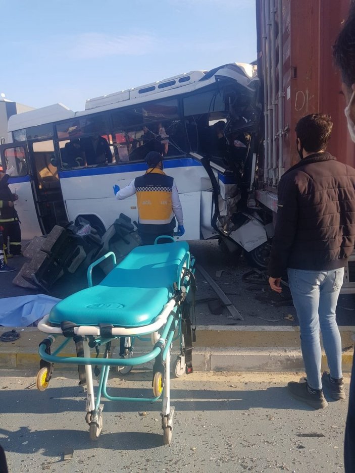Manisa'da işçi servisi tıra çarptı: 1 ölü, 15 yaralı