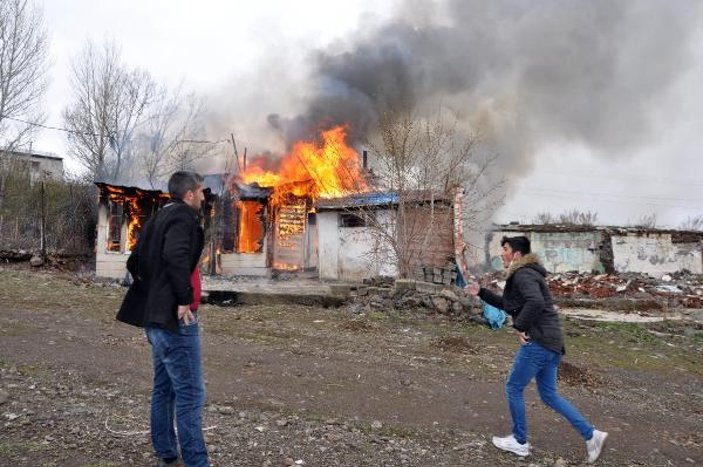 Erzurum'da mahalleli yangını izlerken yasağı unuttu